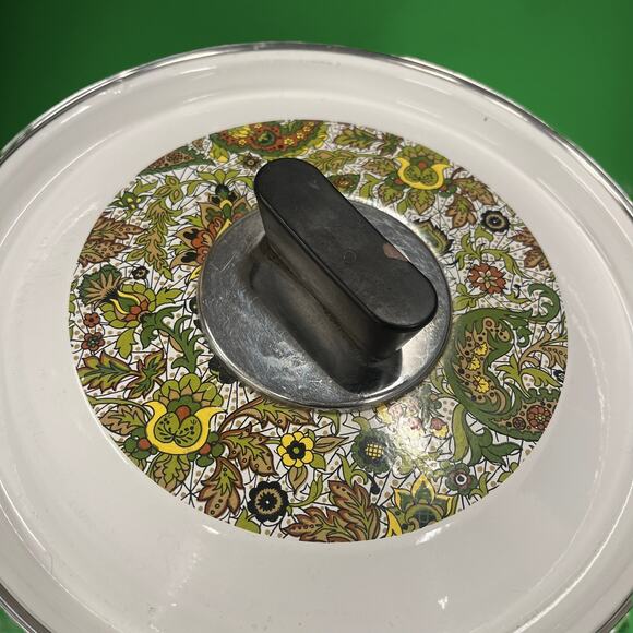 Vintage 70’s Enameled Cast Iron Covered Pot/ Baking 9" Diameter Granny Cottage - Picture 14 of 14